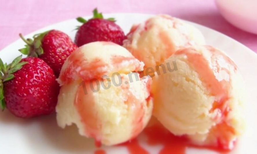 Рецепт домашнего мороженого без сливок с клубничным соусом