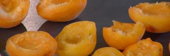 йогуртовое мороженое с запеченными абрикосами