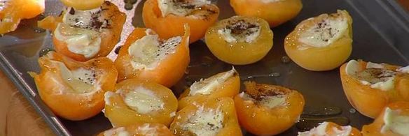 йогуртовое мороженое с запеченными абрикосами