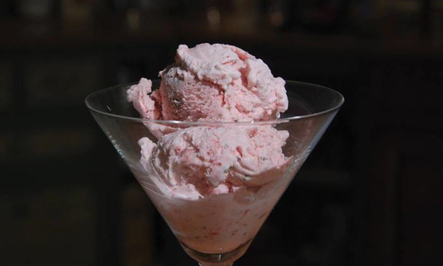 Рецепт клубничного мороженого с базиликом