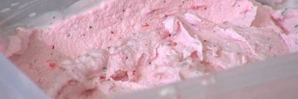 клубничное мороженое с базиликом