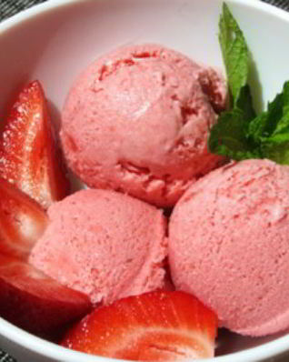 Клубничное мороженое с мятой