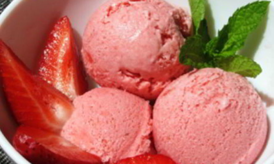 Рецепт клубничного мороженого с мятой