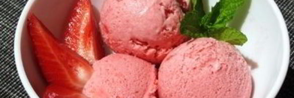 клубничное мороженое с мятой