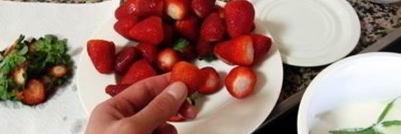 клубничное мороженое с мятой