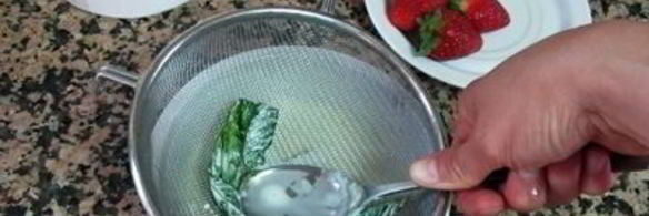 клубничное мороженое с мятой