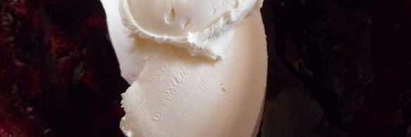 мангово-черничное мороженое с конфетами рафаэлло с шоколадными шариками