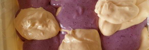 мангово-черничное мороженое с конфетами рафаэлло с шоколадными шариками