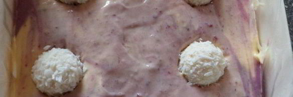 мангово-черничное мороженое с конфетами рафаэлло с шоколадными шариками