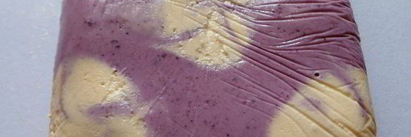 мангово-черничное мороженое с конфетами рафаэлло с шоколадными шариками