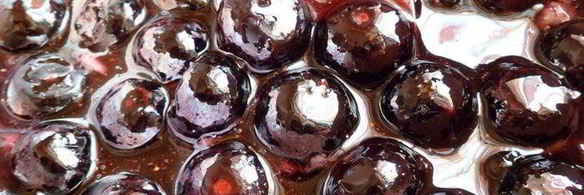 мангово-черничное мороженое с конфетами рафаэлло с шоколадными шариками