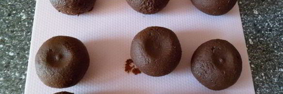 мангово-черничное мороженое с конфетами рафаэлло с шоколадными шариками