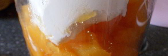 мангово-черничное мороженое с конфетами рафаэлло с шоколадными шариками