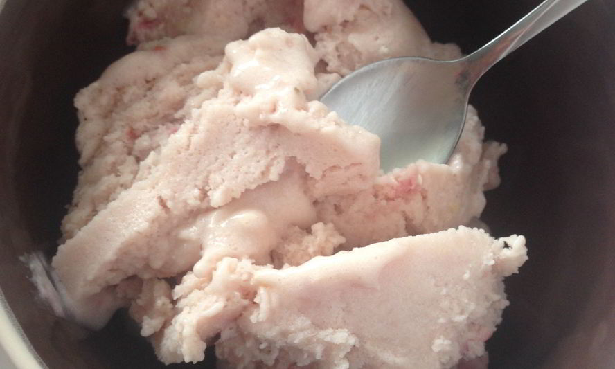 Рецепт молочного мороженого с клубникой и медом