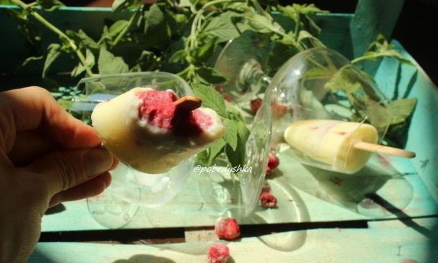 Рецепт молочного мороженого с малиновым конфи