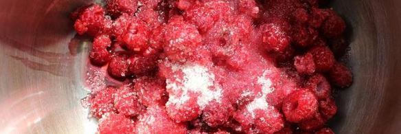 молочное мороженое с малиновым конфи