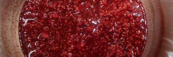 молочное мороженое с малиновым конфи