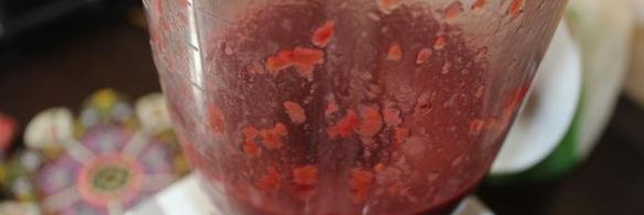 молочное мороженое с малиновым конфи