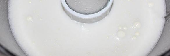 молочное мороженое с малиновым конфи