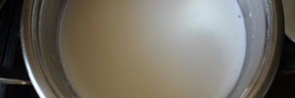 молочное мороженое с малиновым конфи