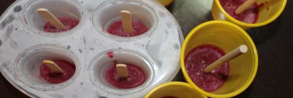 молочное мороженое с малиновым конфи