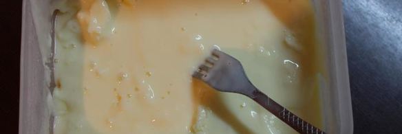 молочное мороженое с малиновым конфи