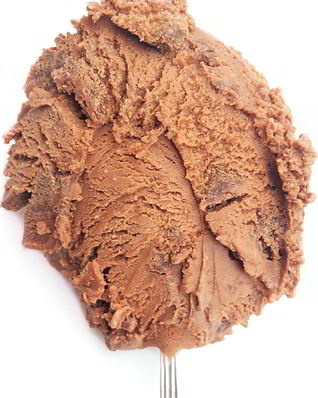 Мороженое с шоколадом, темным пивом и кусочками пивного брауни