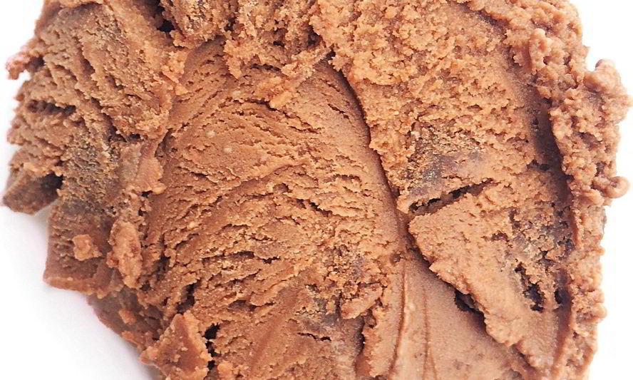 Рецепт мороженого с шоколадом, темным пивом и кусочками пивного брауни