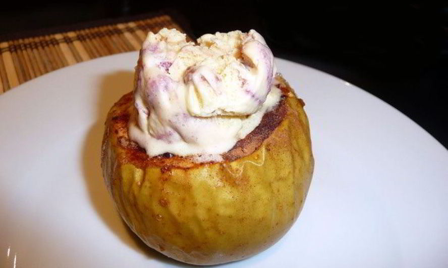 Рецепт печеных яблок с пломбиром