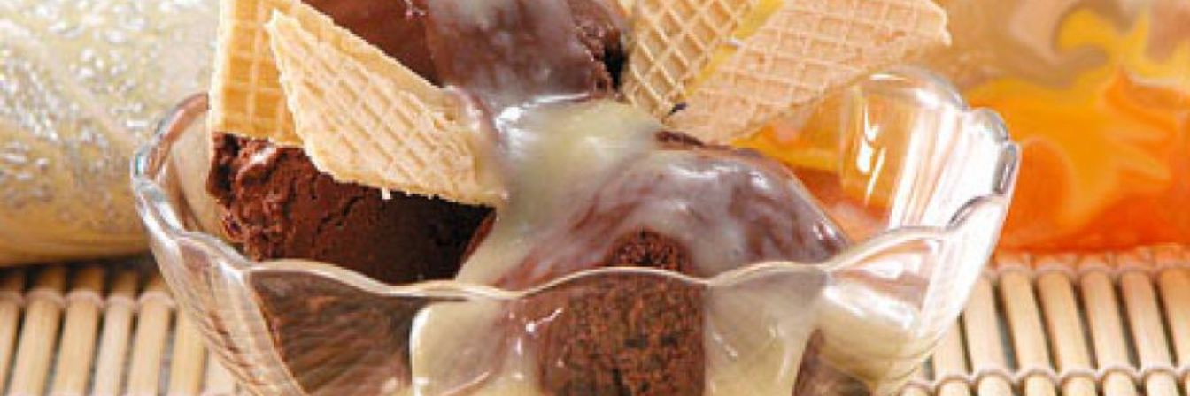 Пломбир с коньячным соусом