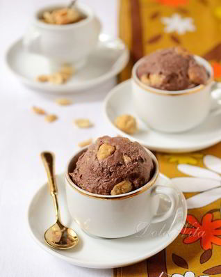 Шоколадно-арахисовое мороженое