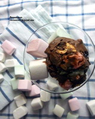 Шоколадное мороженое с миндалем и маршмеллоу