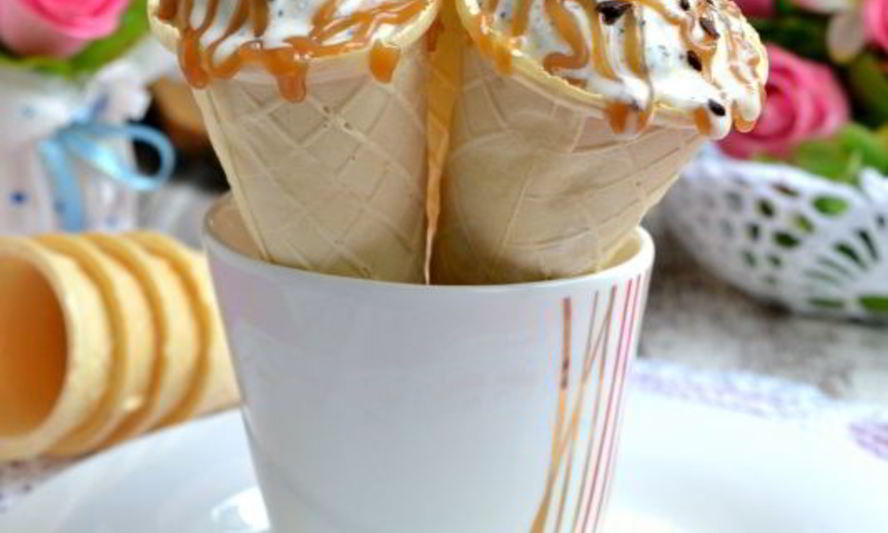 Рецепт сливочного мороженого с кусочками шоколада и карамельным соусом