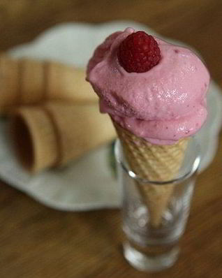 Творожно-малиновое мороженое