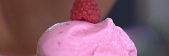 творожно-малиновое мороженое