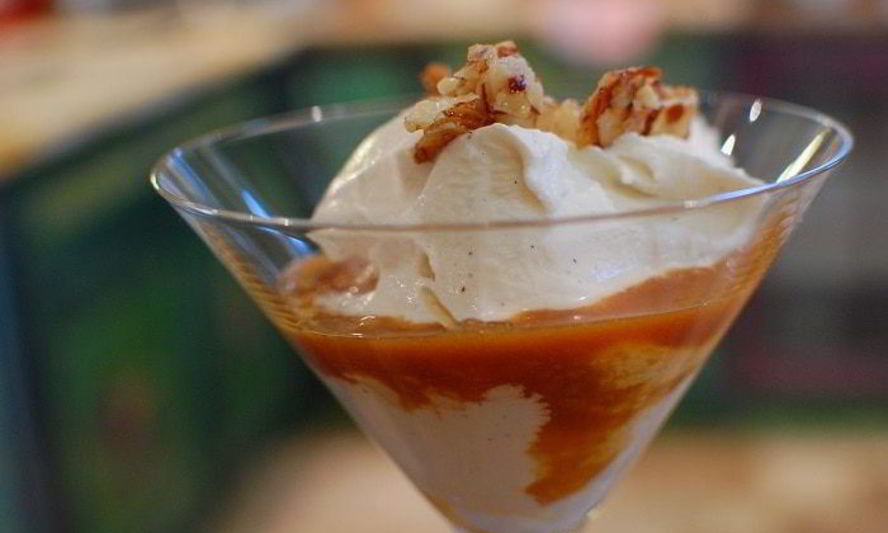 Рецепт ванильного мороженого с карамельным соусом и миндальной нугой