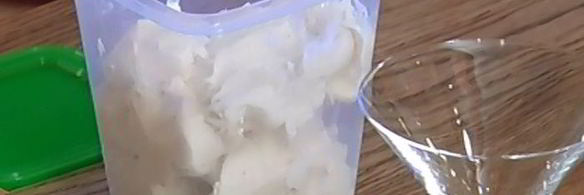 ванильное мороженое с карамельным соусом и миндальной нугой