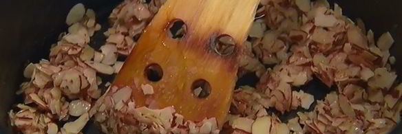 ванильное мороженое с карамельным соусом и миндальной нугой