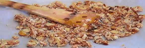 ванильное мороженое с карамельным соусом и миндальной нугой