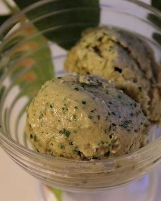 Зеленое мороженое с авокадо и рукколой