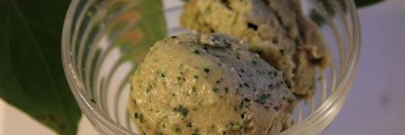 зеленое мороженое с авокадо и рукколой