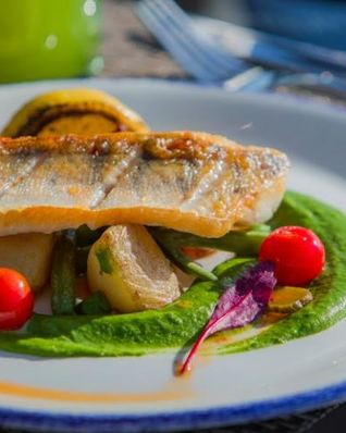 Филе судака с муссом из зеленого горошка и сезонными овощами