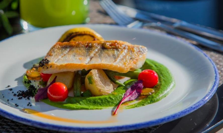 Рецепт филе судака с муссом из зеленого горошка и сезонными овощами