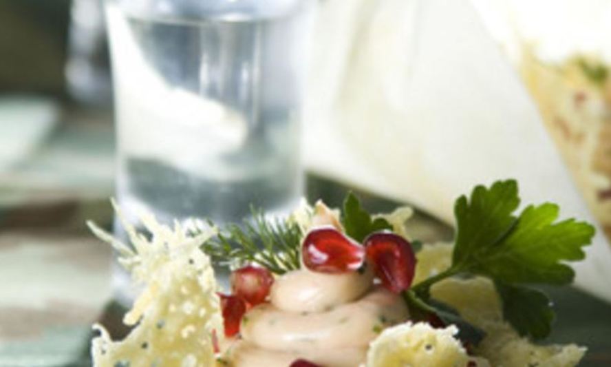 Рецепт корзиночек из сыра с муссом из лосося