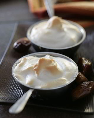 Мусс из фиников со взбитыми сливками