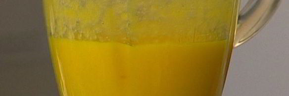 мусс из манго, йогурта и смородины