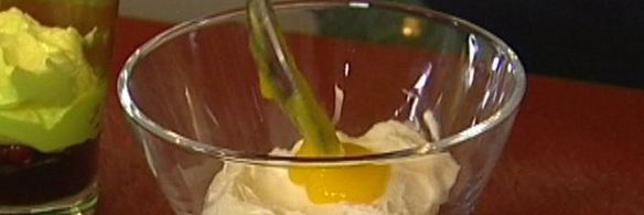 мусс из манго, йогурта и смородины