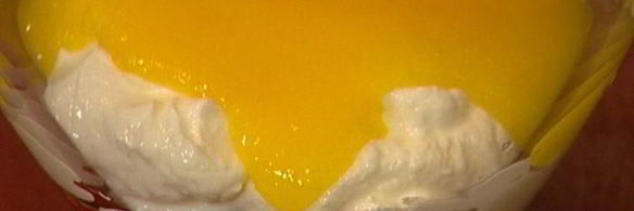 мусс из манго, йогурта и смородины