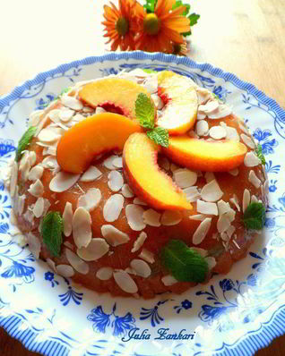 Персиковый мусс-желе с виноградом и лепестками миндаля