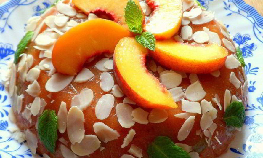 Рецепт персикового мусса-желе с виноградом и лепестками миндаля